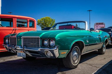 Reno, NV - 5 Ağustos 2021: 1972 Oldsmobile Cutlass Supreme Convertible yerel bir araba fuarında.