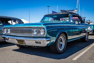 Reno, NV - 5 Ağustos 2021: 1965 Dodge Coronet 440 Yerel bir araba fuarında Üstü açılır.