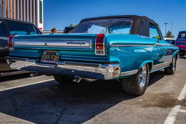 Reno, NV - 5 Ağustos 2021: 1965 Dodge Coronet 440 Yerel bir araba fuarında Üstü açılır.