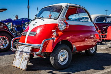 Reno, NV - 5 Ağustos 1957 BMW Isetta 300 Bubble Car yerel bir araba fuarında.