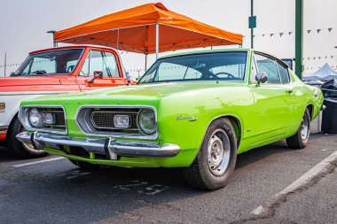 Reno, NV - 6 Ağustos 2021: 1967 Plymouth Barracuda Fastback Coupe Yerel bir araba fuarında.