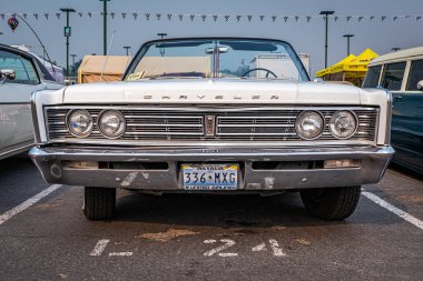 Reno, NV - 6 Ağustos 2021: 1966 Chrysler Newport Üstü açılabilen bir araba fuarında.