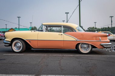 Reno, NV - 6 Ağustos 2021: 1956 Oldsmobile 88 Hardtop Coupe Yerel bir araba fuarında.