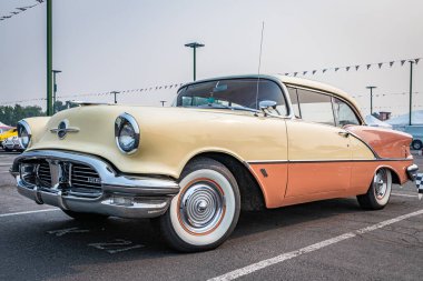 Reno, NV - 6 Ağustos 2021: 1956 Oldsmobile 88 Hardtop Coupe Yerel bir araba fuarında.