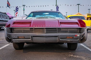 Reno, NV - 6 Ağustos 2021: 1966 Oldsmobile Toronado Hardtop Coupe Yerel bir araba fuarında.