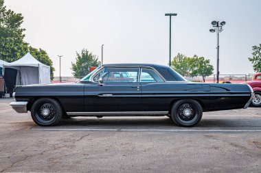 Reno, NV - 6 Ağustos 2021: 1962 Pontiac Grand Prix Hardtop Coupe Yerel bir araba fuarında.