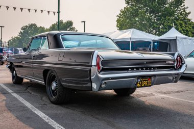 Reno, NV - 6 Ağustos 2021: 1962 Pontiac Grand Prix Hardtop Coupe Yerel bir araba fuarında.
