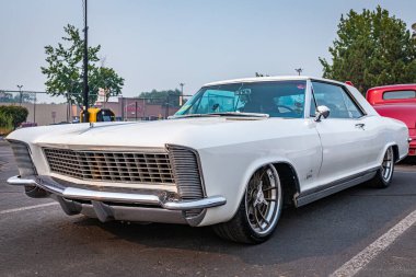 Reno, NV - 6 Ağustos 2021: 1965 Buick Riviera Hardtop Coupe Yerel bir araba fuarında.