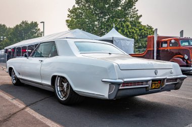 Reno, NV - 6 Ağustos 2021: 1965 Buick Riviera Hardtop Coupe Yerel bir araba fuarında.