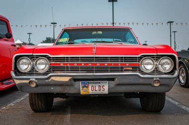 Reno, NV - 6 Ağustos 2021: 1965 Oldsmobile Cutlass 442 Hardtop Coupe Yerel bir araba fuarında.
