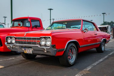 Reno, NV - 6 Ağustos 2021: 1965 Oldsmobile Cutlass 442 Hardtop Coupe Yerel bir araba fuarında.