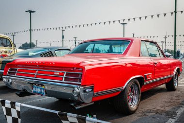 Reno, NV - 6 Ağustos 2021: 1965 Oldsmobile Cutlass 442 Hardtop Coupe Yerel bir araba fuarında.