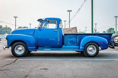 Reno, NV - 6 Ağustos 2021: 1952 GMC Yeni Tasarım Stepside Pickup Truck Yerel bir araba fuarında.