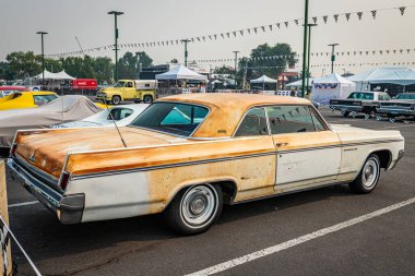 Reno, NV - 6 Ağustos 2021: 1963 Oldsmobile Super 88 Tatil Hardtop Coupe Yerel bir araba fuarında.