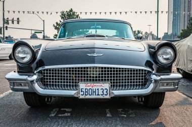 Reno, NV - 6 Ağustos 2021: 1957 Ford Thunderbird Üstü açılabilir Roadster Yerel bir araba fuarında.