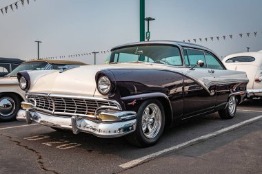Reno, NV - 6 Ağustos 2021: 1956 Ford Fairlane Victoria, yerel bir araba fuarında..