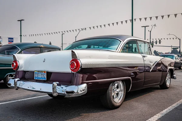 2021年8月6日 1956年フォード フェアレーン ヴィクトリア ハードトップクーペが地元のカーショーで — ストック写真