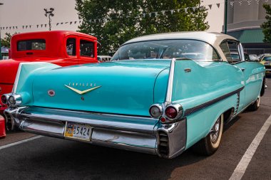 Reno, NV - 6 Ağustos 2021: 1957 Cadillac Coupe de Ville Hardtop Yerel bir araba fuarında.