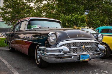 Reno, NV - 6 Ağustos 2021: 1955 Buick Roadmaster Sedan Yerel bir araba fuarında.