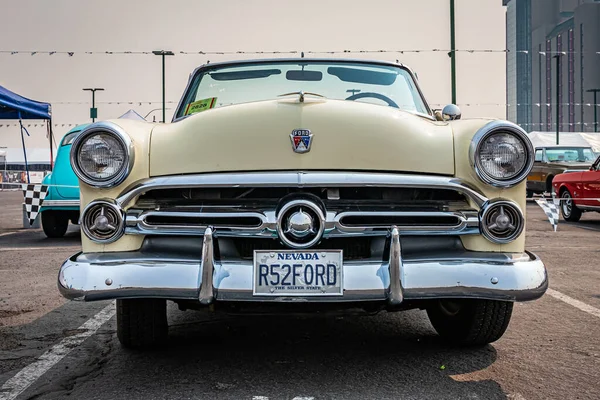 Reno Augusztus 2021 1952 Ford Crestline Sunliner Egy Helyi Autókiállításon — Stock Fotó