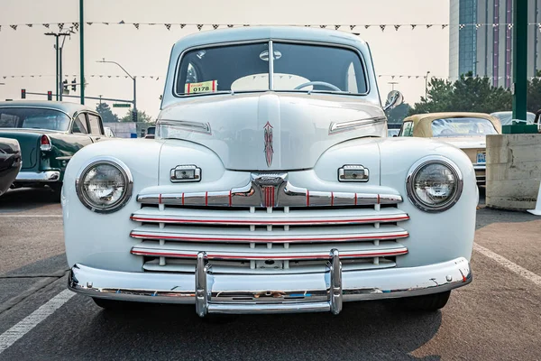 2021年8月6日 1946年福特超级豪华都铎轿车在当地的车展 — 图库照片