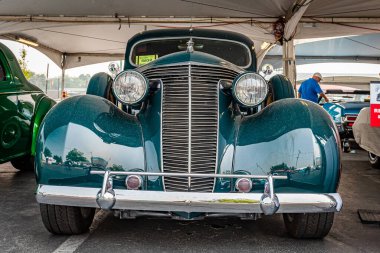 Reno, NV - 6 Ağustos 2021: 1937 Studebaker Diktatör Coupe Yerel bir araba fuarında.