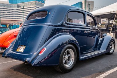 Reno, NV - 6 Ağustos 2021: 1936 Ford Model 68 Deluxe Tudor Slantback Sedan Yerel bir araba fuarında.