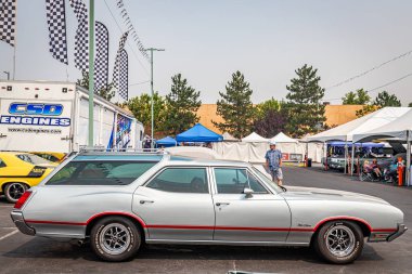 Reno, NV - 6 Ağustos 2021: 1971 Yerel bir araba fuarında Oldsmobile Vista Cruiser Station Wagon.