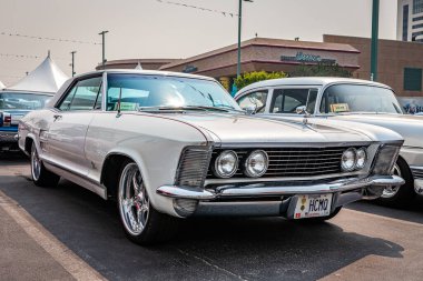 Reno, NV - 6 Ağustos 2021: 1964 Buick Riviera Hardtop Coupe Yerel bir araba fuarında.