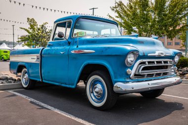 Reno, NV - 6 Ağustos 1957 Chevrolet Görev Gücü Cameo Carrier kamyoneti yerel bir araba fuarında.