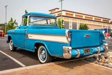 Reno, NV - 6 Ağustos 1957 Chevrolet Görev Gücü Cameo Carrier kamyoneti yerel bir araba fuarında.