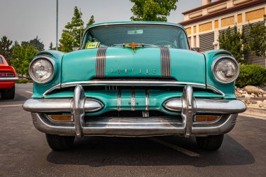 Reno, NV - 6 Ağustos 2021: 1955 Pontiac Safari İstasyon Vagonu Yerel bir araba fuarında.