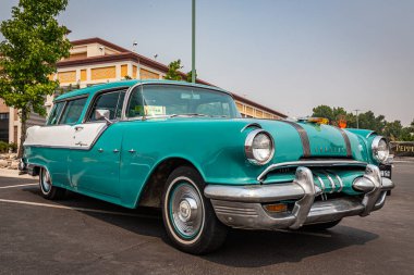 Reno, NV - 6 Ağustos 2021: 1955 Pontiac Safari İstasyon Vagonu Yerel bir araba fuarında.