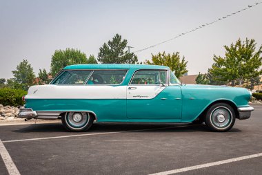 Reno, NV - 6 Ağustos 2021: 1955 Pontiac Safari İstasyon Vagonu Yerel bir araba fuarında.