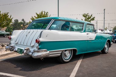 Reno, NV - 6 Ağustos 2021: 1955 Pontiac Safari İstasyon Vagonu Yerel bir araba fuarında.