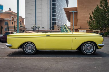 Reno, NV - 6 Ağustos 2021: 1955 Pontiac Safari İstasyon Vagonu Yerel bir araba fuarında.