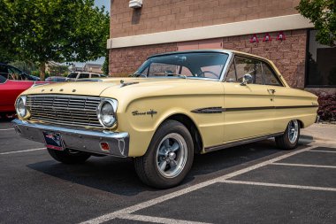 Reno, NV - 6 Ağustos 2021: 1963 Ford Falcon Sprint Hardtop Coupe Yerel bir araba fuarında.