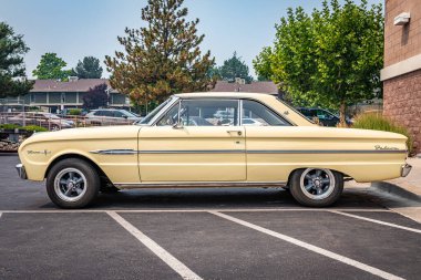 Reno, NV - 6 Ağustos 2021: 1963 Ford Falcon Sprint Hardtop Coupe Yerel bir araba fuarında.