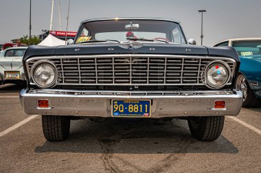 Reno, NV - 6 Ağustos 2021: 1964 Ford Falcon Futura yerel bir araba fuarında.