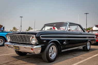 Reno, NV - 6 Ağustos 2021: 1964 Ford Falcon Futura yerel bir araba fuarında.