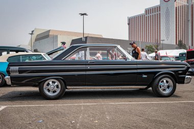Reno, NV - 6 Ağustos 2021: 1964 Ford Falcon Futura yerel bir araba fuarında.