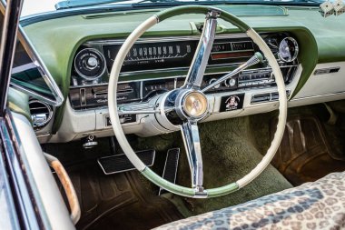 Reno, NV - 6 Ağustos 2021: 1964 Cadillac Coupe de Ville, yerel bir araba fuarında..