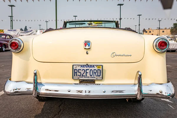 2021年8月6日 1952年フォード クレストリン サンライナー地元の自動車ショーでコンバーチブル — ストック写真