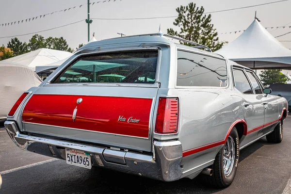 Reno, NV - 6 Ağustos 2021: 1971 Yerel bir araba fuarında Oldsmobile Vista Cruiser Station Wagon.