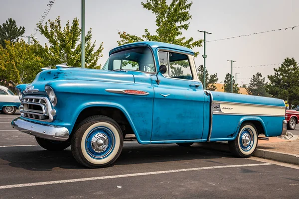 Reno, NV - 6 Ağustos 1957 Chevrolet Görev Gücü Cameo Carrier kamyoneti yerel bir araba fuarında.