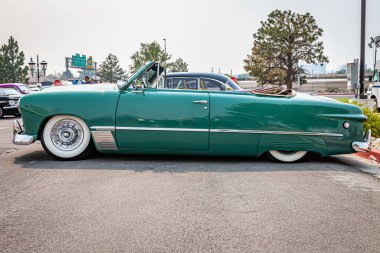 Reno, NV - 6 Ağustos 2021: 1949 Ford Custom Üstü açılabilir araba fuarında.
