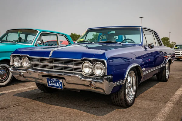 Reno, NV - 6 Ağustos 2021: 1965 Yerel bir araba fuarında Oldsmobile Cutlass hardtop coupe.