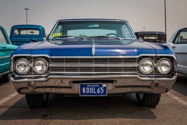 Reno, NV - 6 Ağustos 2021: 1965 Yerel bir araba fuarında Oldsmobile Cutlass hardtop coupe.