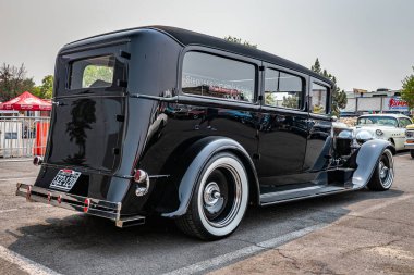 Reno, NV - 6 Ağustos 2021: 1929 Packard Deluxe Sekiz Cenaze Arabası Yerel bir araba fuarında.
