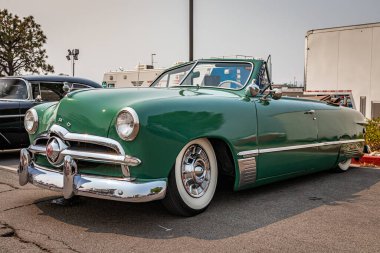 Reno, NV - 6 Ağustos 2021: 1949 Ford Custom Üstü açılabilir araba fuarında.